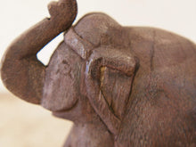 Carica l&#39;immagine nel visualizzatore di Gallery, Scultura elefante ricavata da un unico tronco di teak lavorato.  Pezzo unico. Dimensioni 4x11  h12cm.   per maggiori info o dettagli info@etniko.it watshapp 0039 3338778241