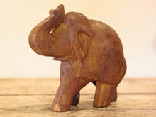 Carica l&#39;immagine nel visualizzatore di Gallery, Scultura elefante ricavata da un unico tronco di teak lavorato.  Pezzo unico. Dimensioni 4x12  h12cm.   per maggiori info o dettagli info@etniko.it watshapp 0039 3338778241