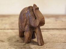 Carica l&#39;immagine nel visualizzatore di Gallery, Scultura elefante ricavata da un unico tronco di teak lavorato.  Pezzo unico. Dimensioni 4x12  h12cm.   per maggiori info o dettagli info@etniko.it watshapp 0039 3338778241