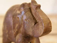 Carica l&#39;immagine nel visualizzatore di Gallery, Scultura elefante ricavata da un unico tronco di teak lavorato.  Pezzo unico. Dimensioni 4x12  h12cm.   per maggiori info o dettagli info@etniko.it watshapp 0039 3338778241