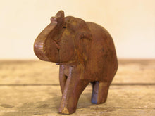 Carica l&#39;immagine nel visualizzatore di Gallery, Scultura elefante ricavata da un unico tronco di teak lavorato.  Pezzo unico. Dimensioni 4x12  h12cm.   per maggiori info o dettagli info@etniko.it watshapp 0039 3338778241