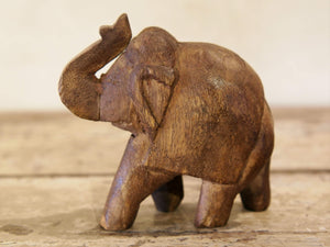 Scultura elefante ricavata da un unico tronco di teak lavorato.  Pezzo unico. Dimensioni 4x12  h12cm.   per maggiori info o dettagli info@etniko.it watshapp 0039 3338778241
