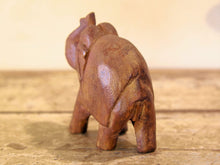 Carica l&#39;immagine nel visualizzatore di Gallery, Scultura elefante ricavata da un unico tronco di teak lavorato.  Pezzo unico. Dimensioni 4x12  h12cm.   per maggiori info o dettagli info@etniko.it watshapp 0039 3338778241