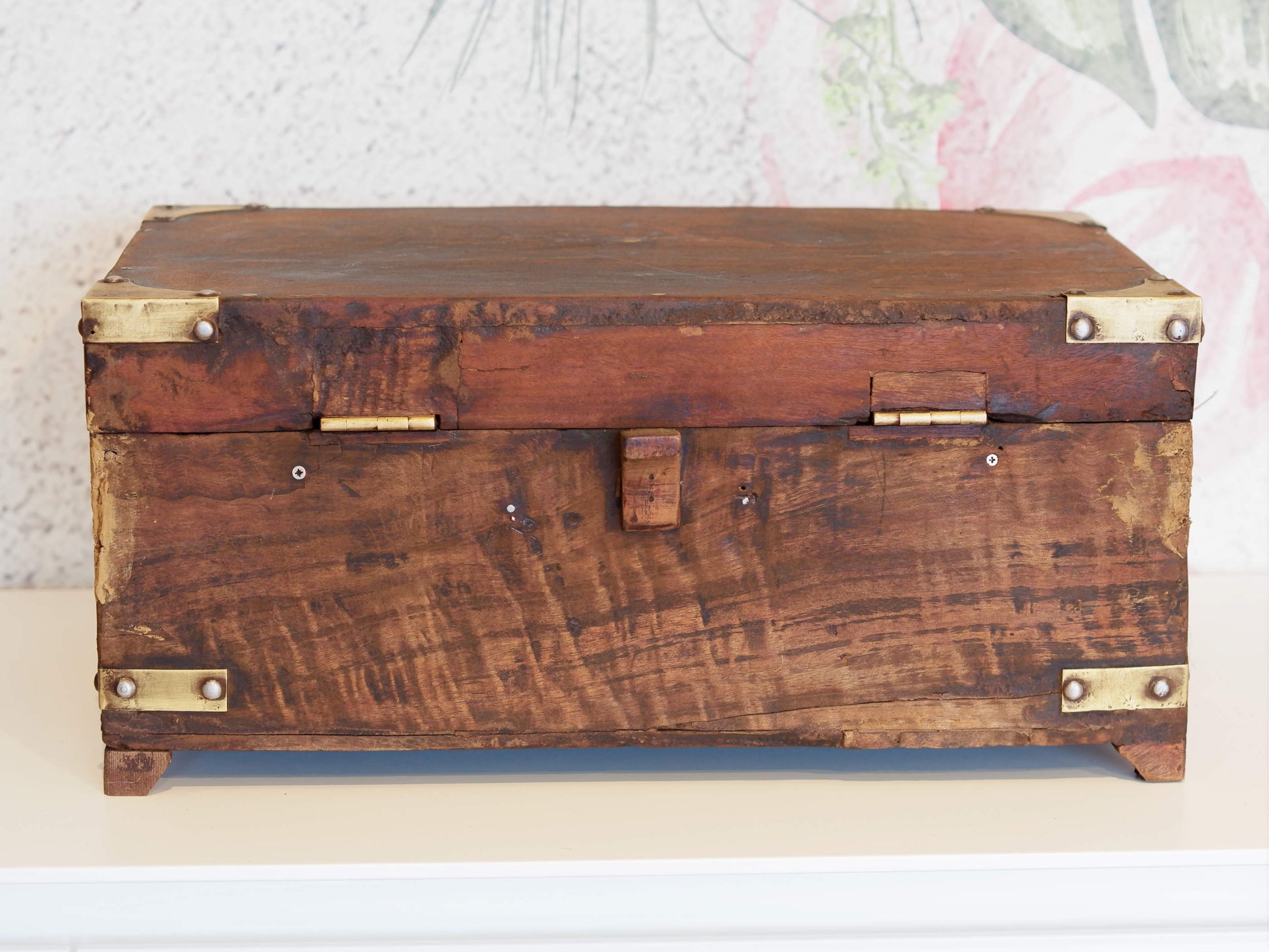 Piccolo Baule Indiano In Legno Di Rosa E Teak, Lavorato All'Interno Con Piccoli Scomparti E Cassettini. Venivano Usate In Genere Dagli Inglesi Per I Continui Spostamenti Per Contenere Spezie, Trucco E Gioielli Di Uso Giornaliero. Pezzo Interamente Originale E Perfettamente Integro, Di Difficile Reperibilità. Dimensioni 48x29xh20cm.