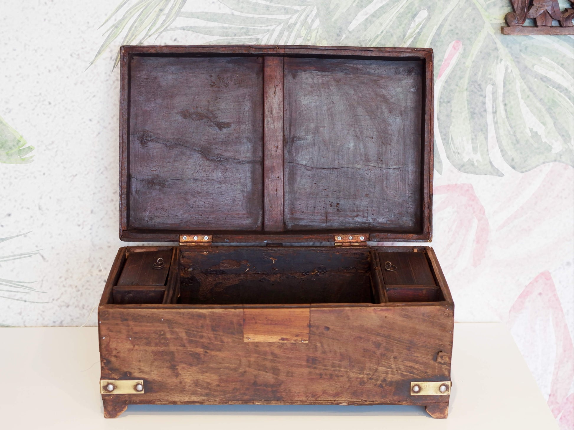 Piccolo Baule Indiano In Legno Di Rosa E Teak, Lavorato All'Interno Con Piccoli Scomparti E Cassettini. Venivano Usate In Genere Dagli Inglesi Per I Continui Spostamenti Per Contenere Spezie, Trucco E Gioielli Di Uso Giornaliero. Pezzo Interamente Originale E Perfettamente Integro, Di Difficile Reperibilità. Dimensioni 48x29xh20cm.