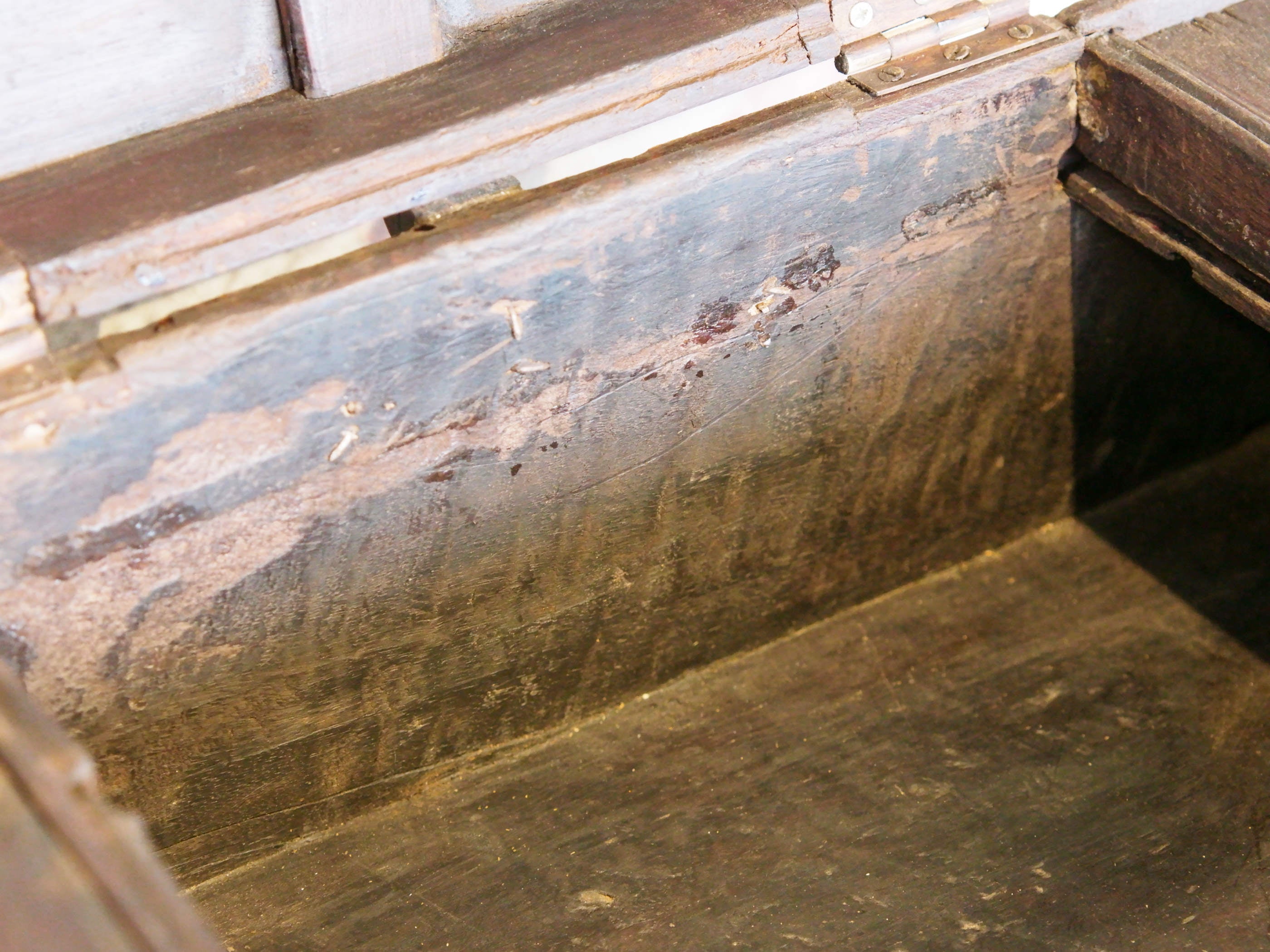 Piccolo Baule Indiano In Legno Di Rosa E Teak, Lavorato All'Interno Con Piccoli Scomparti E Cassettini. Venivano Usate In Genere Dagli Inglesi Per I Continui Spostamenti Per Contenere Spezie, Trucco E Gioielli Di Uso Giornaliero. Pezzo Interamente Originale E Perfettamente Integro, Di Difficile Reperibilità. Dimensioni 48x29xh20cm.