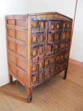 Carica l&#39;immagine nel visualizzatore di Gallery, Antica Credenza Indiana Di Origine Rurale A 2 Ante Centrali In Legno Di Teak E Metallo Cesellato. Unico E Conservato Perfettamente , Proveniente Dal Sud Dell&#39;India E&#39; Databile Fine &#39;800 Primi &#39;900. Dimensioni 105x63xh135cm.