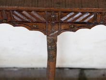Carica l&#39;immagine nel visualizzatore di Gallery, Antica finestra indiana recuperata da vecchi haveli, case indiane di origine popolari e contadine, costruite in legno tipiche delle zone rurali e centrali dell&#39;India. Databili Primi &#39;900. Conservata in ogni parte, pezzo unico .  Dimensioni 92x32  prof.3cm  per maggiori info o dettagli mail info@etniko.it watshapp 0039 3338778241 instagram, facebook, etsy : etnikobycrosato