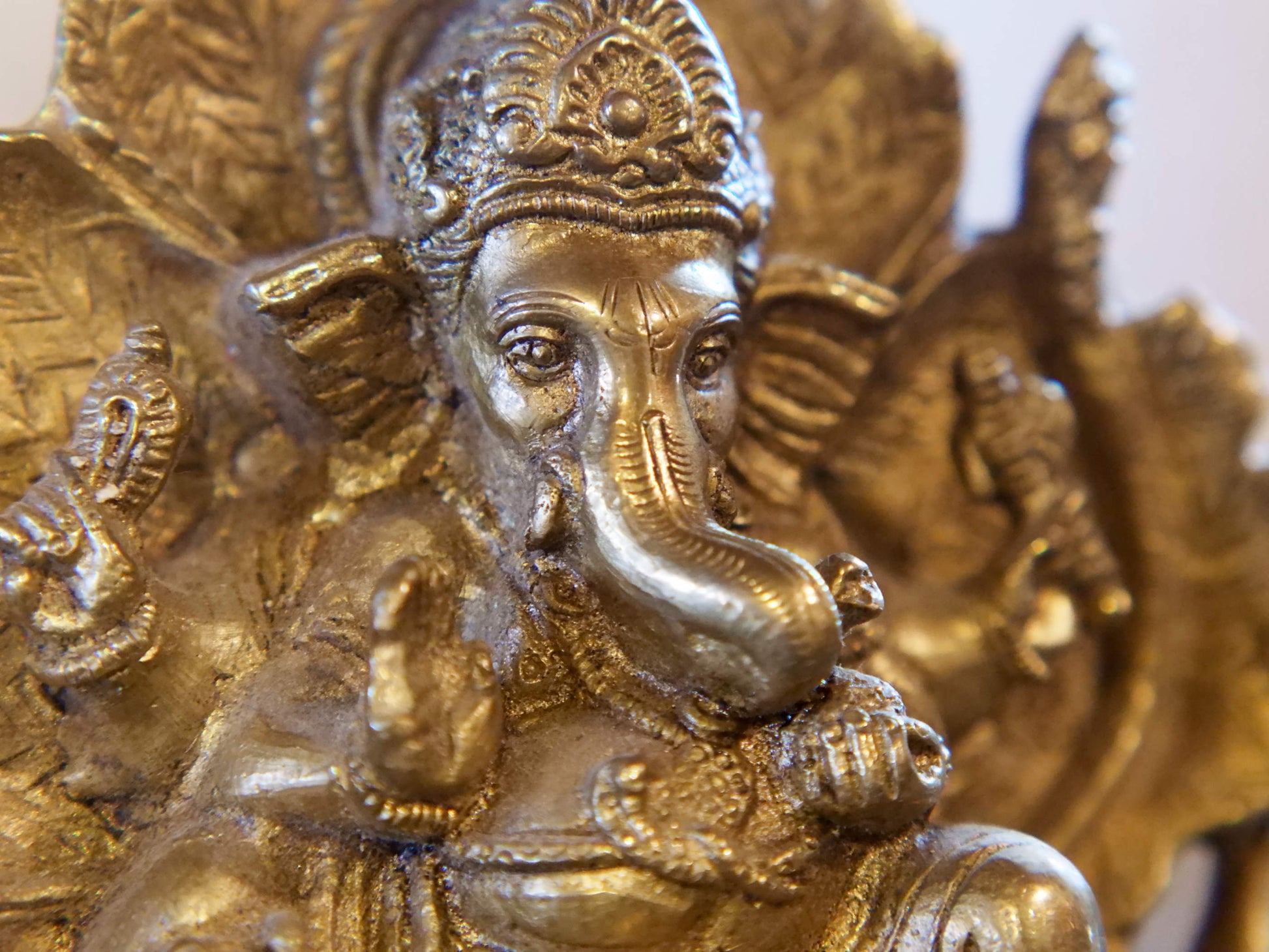statuetta in lega di metalli raffigurante la divinità Ganesh , Ganesha.  peso 940 gr  dimensioni 13x8 h. 12