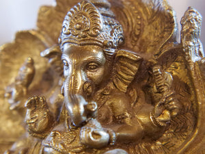 statuetta in lega di metalli raffigurante la divinità Ganesh , Ganesha.  peso 940 gr  dimensioni 13x8 h. 12