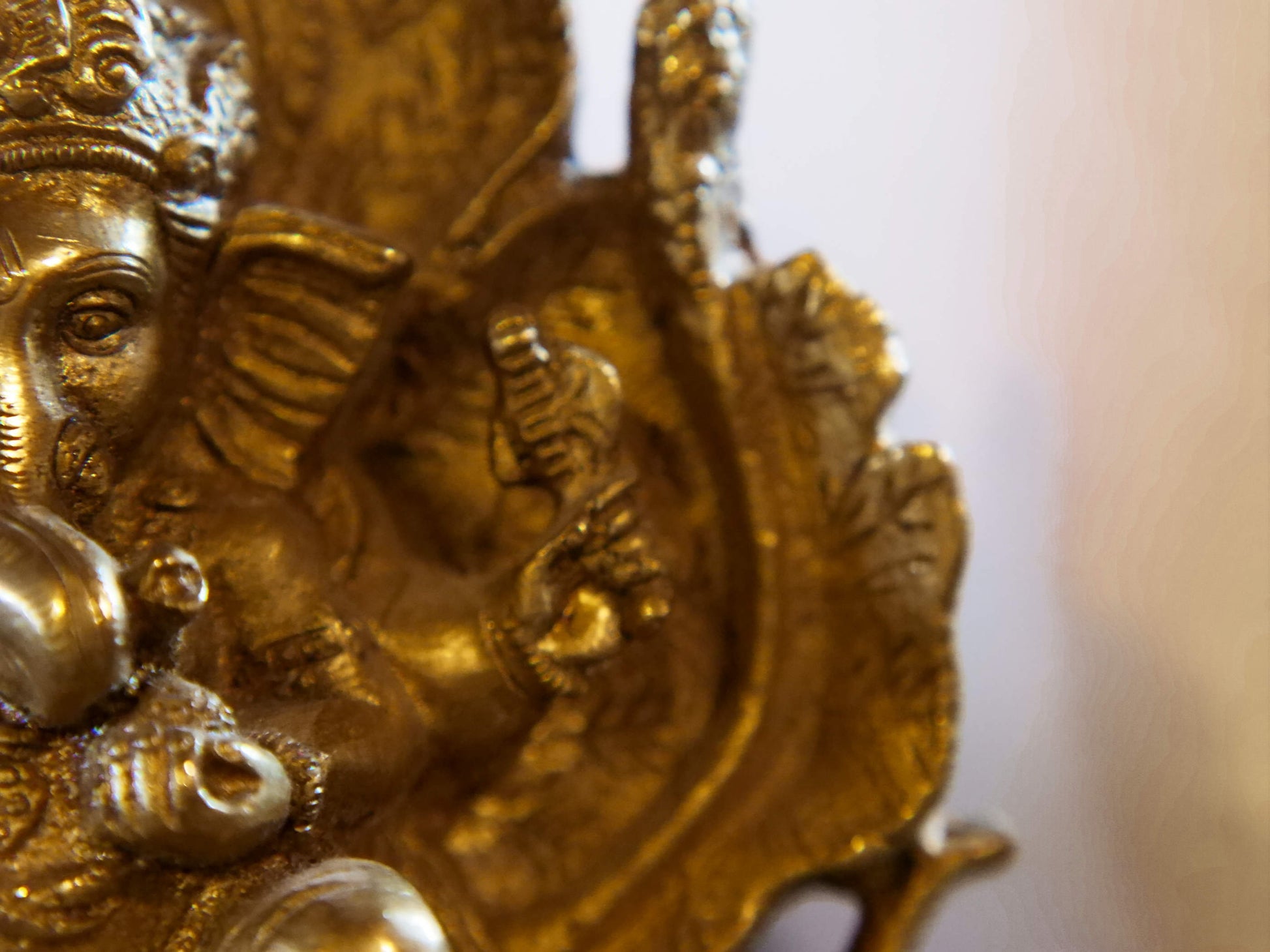 statuetta in lega di metalli raffigurante la divinità Ganesh , Ganesha.  peso 940 gr  dimensioni 13x8 h. 12