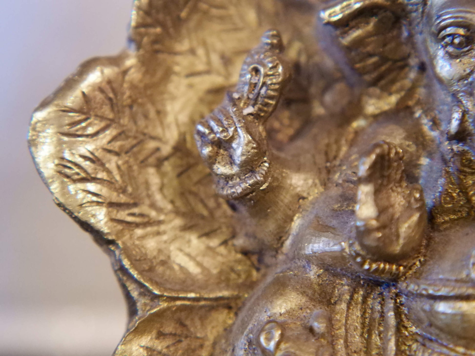 statuetta in lega di metalli raffigurante la divinità Ganesh , Ganesha.  peso 940 gr  dimensioni 13x8 h. 12