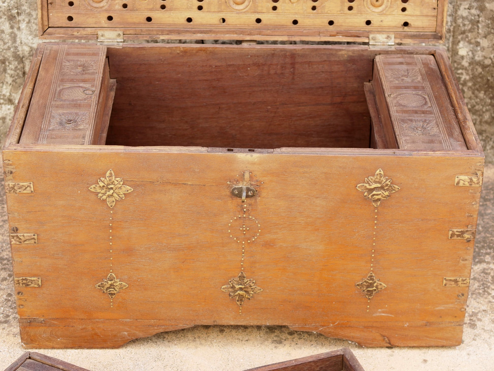 Baule coloniale Indiano in teak cesellato con bronzo, utilizzato in origine per trasportare tessuti e gioielli negli spostamenti, internamente ci sono vari scomparti e vani nascosti. Databile fine '800 primi '900. Integro ed originale in ogni sua parte, incisioni e cesellature in bronzo sono autentiche. Pezzo unico e di difficile reperibilità.  Dimensioni 60x34xh38cm.  per maggiori info o dettagli info@etniko.it 0039 3338778241