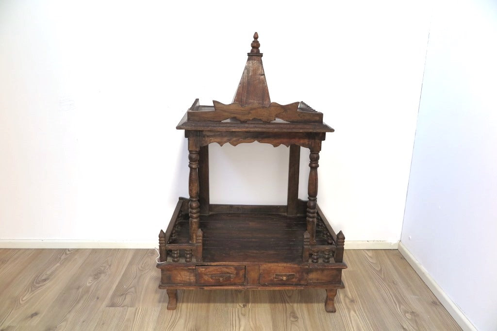 Antico Altare Tempio Induista. Nella Parte Inferiore Ci Sono 2 Cassetti Per Le Offerte. Pezzo Unico  E Di Difficile Reperibilità. Dimensioni 63x46xh85cm.