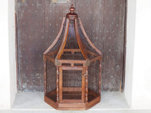 Carica l&#39;immagine nel visualizzatore di Gallery, Gabbia in legno, India. Lavorata artigianalmente. Usata per merli indiani, databile seconda metà 900, oggetto ornamentale lavorato a mano in legno di teak massello e metallo. disponibile tris (chiedere per conferma) sconto applicabile in caso di unico trasporto.  Dimensioni 44x44 h88cm