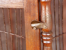 Carica l&#39;immagine nel visualizzatore di Gallery, Gabbia in legno, India. Lavorata artigianalmente. Usata per merli indiani, databile seconda metà 900, oggetto ornamentale lavorato a mano in legno di teak massello e metallo. disponibile tris (chiedere per conferma) sconto applicabile in caso di unico trasporto.  Dimensioni 44x44 h88cm