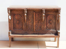 Carica l&#39;immagine nel visualizzatore di Gallery, Damcja Indiana tipica credenza del nord dell&#39;India, composta da 2 ante, databile primi &#39;900, in legno di teak, perfettamente autentica e conservata.  Dimensioni 107x50xh90cm.  per maggiori info o dettagli info@etniko.it 0039 3338778241