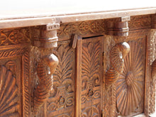 Carica l&#39;immagine nel visualizzatore di Gallery, Damcja Indiana tipica credenza del nord dell&#39;India, composta da 2 ante, databile primi &#39;900, in legno di teak, perfettamente autentica e conservata.  Dimensioni 107x50xh90cm.  per maggiori info o dettagli info@etniko.it 0039 3338778241