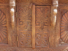 Carica l&#39;immagine nel visualizzatore di Gallery, Damcja Indiana tipica credenza del nord dell&#39;India, composta da 2 ante, databile primi &#39;900, in legno di teak, perfettamente autentica e conservata.  Dimensioni 107x50xh90cm.  per maggiori info o dettagli info@etniko.it 0039 3338778241