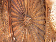 Carica l&#39;immagine nel visualizzatore di Gallery, Damcja Indiana tipica credenza del nord dell&#39;India, composta da 2 ante, databile primi &#39;900, in legno di teak, perfettamente autentica e conservata.  Dimensioni 107x50xh90cm.  per maggiori info o dettagli info@etniko.it 0039 3338778241