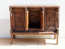 Carica l&#39;immagine nel visualizzatore di Gallery, Damcja Indiana tipica credenza del nord dell&#39;India, composta da 2 ante, databile primi &#39;900, in legno di teak, perfettamente autentica e conservata.  Dimensioni 107x50xh90cm.  per maggiori info o dettagli info@etniko.it 0039 3338778241