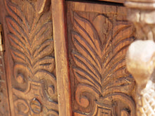Carica l&#39;immagine nel visualizzatore di Gallery, Damcja Indiana tipica credenza del nord dell&#39;India, composta da 2 ante, databile primi &#39;900, in legno di teak, perfettamente autentica e conservata.  Dimensioni 107x50xh90cm.  per maggiori info o dettagli info@etniko.it 0039 3338778241