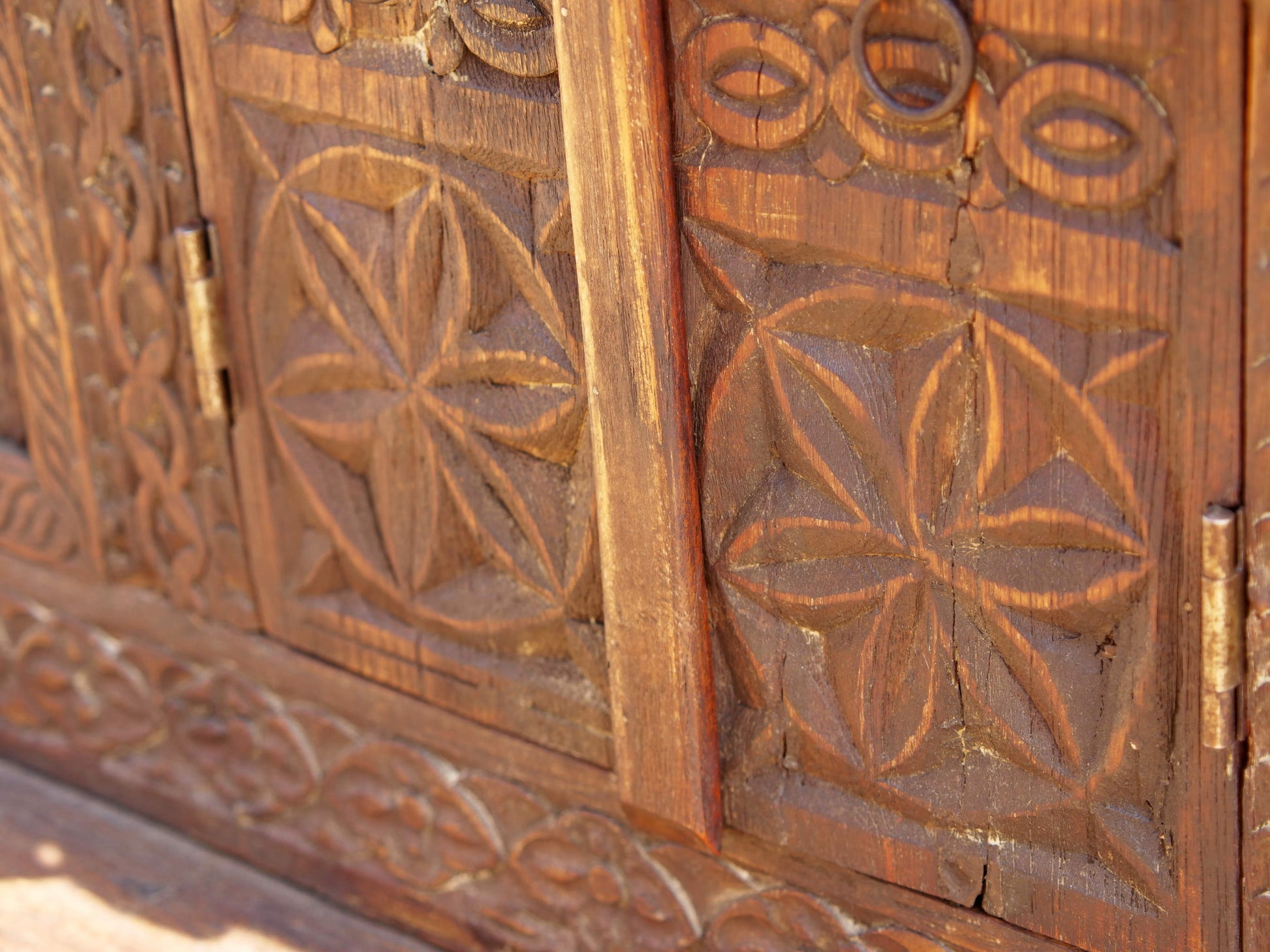 Damcja Indiana tipica credenza del nord dell'India, composta da 2 ante, databile primi '900, in legno di teak, perfettamente autentica e conservata.  Dimensioni 107x50xh90cm.  per maggiori info o dettagli info@etniko.it 0039 3338778241