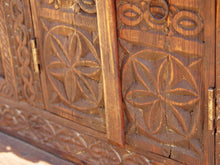 Carica l&#39;immagine nel visualizzatore di Gallery, Damcja Indiana tipica credenza del nord dell&#39;India, composta da 2 ante, databile primi &#39;900, in legno di teak, perfettamente autentica e conservata.  Dimensioni 107x50xh90cm.  per maggiori info o dettagli info@etniko.it 0039 3338778241