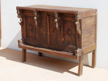Carica l&#39;immagine nel visualizzatore di Gallery, Damcja Indiana tipica credenza del nord dell&#39;India, composta da 2 ante, databile primi &#39;900, in legno di teak, perfettamente autentica e conservata.  Dimensioni 107x50xh90cm.  per maggiori info o dettagli info@etniko.it 0039 3338778241