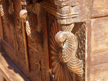 Carica l&#39;immagine nel visualizzatore di Gallery, Damcja Indiana tipica credenza del nord dell&#39;India, composta da 2 ante, databile primi &#39;900, in legno di teak, perfettamente autentica e conservata.  Dimensioni 107x50xh90cm.  per maggiori info o dettagli info@etniko.it 0039 3338778241
