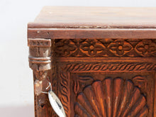 Carica l&#39;immagine nel visualizzatore di Gallery, Damcja Indiana tipica credenza del nord dell&#39;India, composta da 2 ante, databile primi &#39;900, in legno di teak, perfettamente autentica e conservata.  Dimensioni 107x50xh90cm.  per maggiori info o dettagli info@etniko.it 0039 3338778241