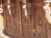 Carica l&#39;immagine nel visualizzatore di Gallery, Damcja Indiana tipica credenza del nord dell&#39;India, composta da 2 ante, databile primi &#39;900, in legno di teak, perfettamente autentica e conservata.  Dimensioni 107x50xh90cm.  per maggiori info o dettagli info@etniko.it 0039 3338778241