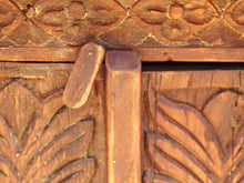 Carica l&#39;immagine nel visualizzatore di Gallery, Damcja Indiana tipica credenza del nord dell&#39;India, composta da 2 ante, databile primi &#39;900, in legno di teak, perfettamente autentica e conservata.  Dimensioni 107x50xh90cm.  per maggiori info o dettagli info@etniko.it 0039 3338778241