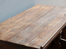 Carica l&#39;immagine nel visualizzatore di Gallery, Damcja Indiana tipica credenza del nord dell&#39;India, composta da 2 ante, databile primi &#39;900, in legno di teak, perfettamente autentica e conservata.  Dimensioni 107x50xh90cm.  per maggiori info o dettagli info@etniko.it 0039 3338778241