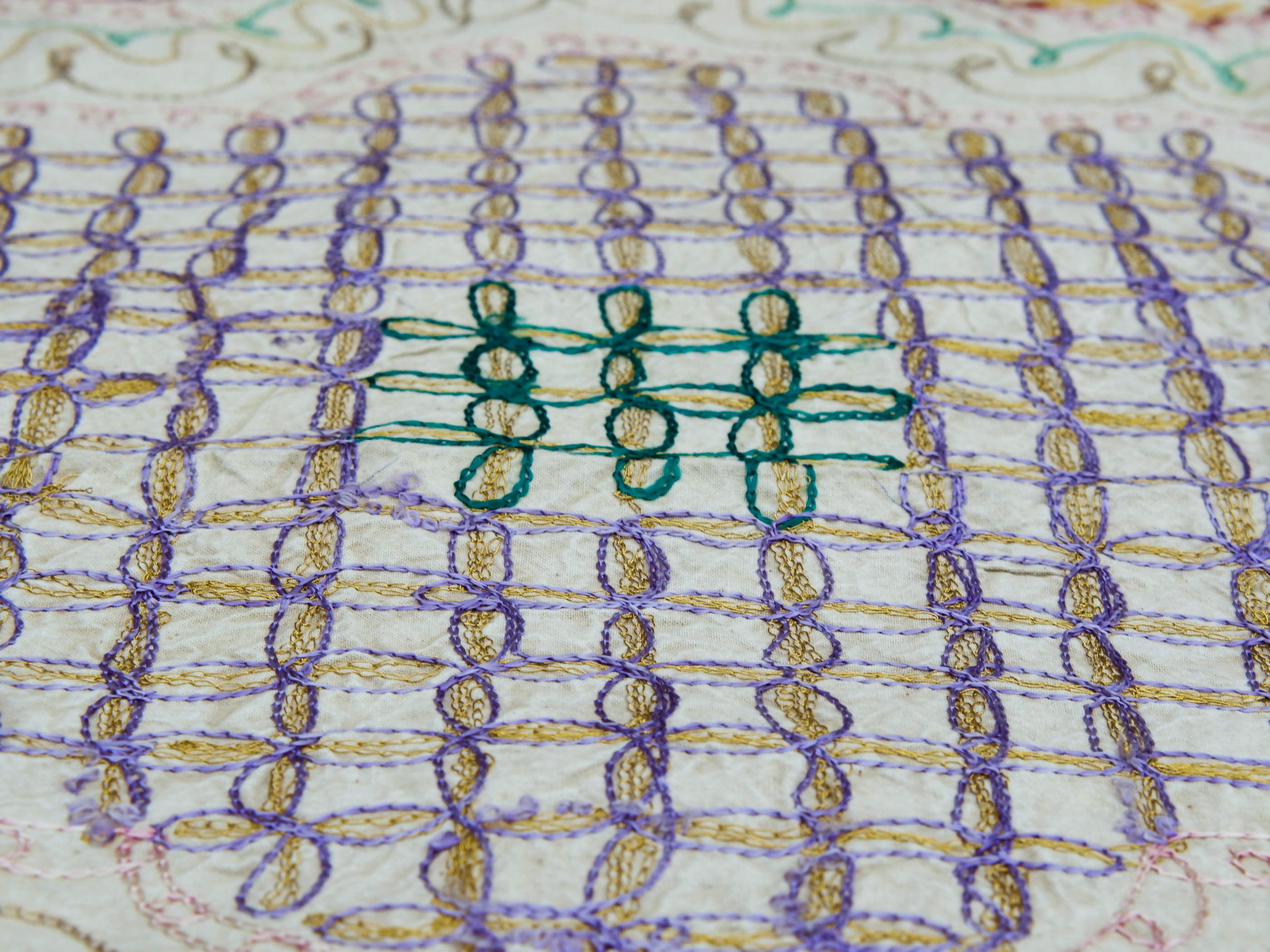 Telo Indiano in cotone di colore beige con ricamo mix color. Può essere impiegato come copridivano, copriletto, tovaglia o tessuto da appendere a parete. Dimensioni 210x280cm     per info ed ulteriori foto 0039 3338778241 watshapp info@etniko.it facebook / instagram / pinterest : etnikobycrosato