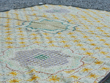 Carica l&#39;immagine nel visualizzatore di Gallery, Telo Indiano in cotone di colore beige con ricamo mix color. Può essere impiegato come copridivano, copriletto, tovaglia o tessuto da appendere a parete. Dimensioni 210x280cm     per info ed ulteriori foto 0039 3338778241 watshapp info@etniko.it facebook / instagram / pinterest : etnikobycrosato
