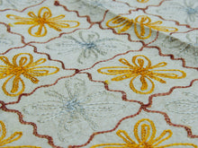 Carica l&#39;immagine nel visualizzatore di Gallery, Telo Indiano in cotone di colore beige con ricamo mix color. Può essere impiegato come copridivano, copriletto, tovaglia o tessuto da appendere a parete. Dimensioni 210x280cm     per info ed ulteriori foto 0039 3338778241 watshapp info@etniko.it facebook / instagram / pinterest : etnikobycrosato