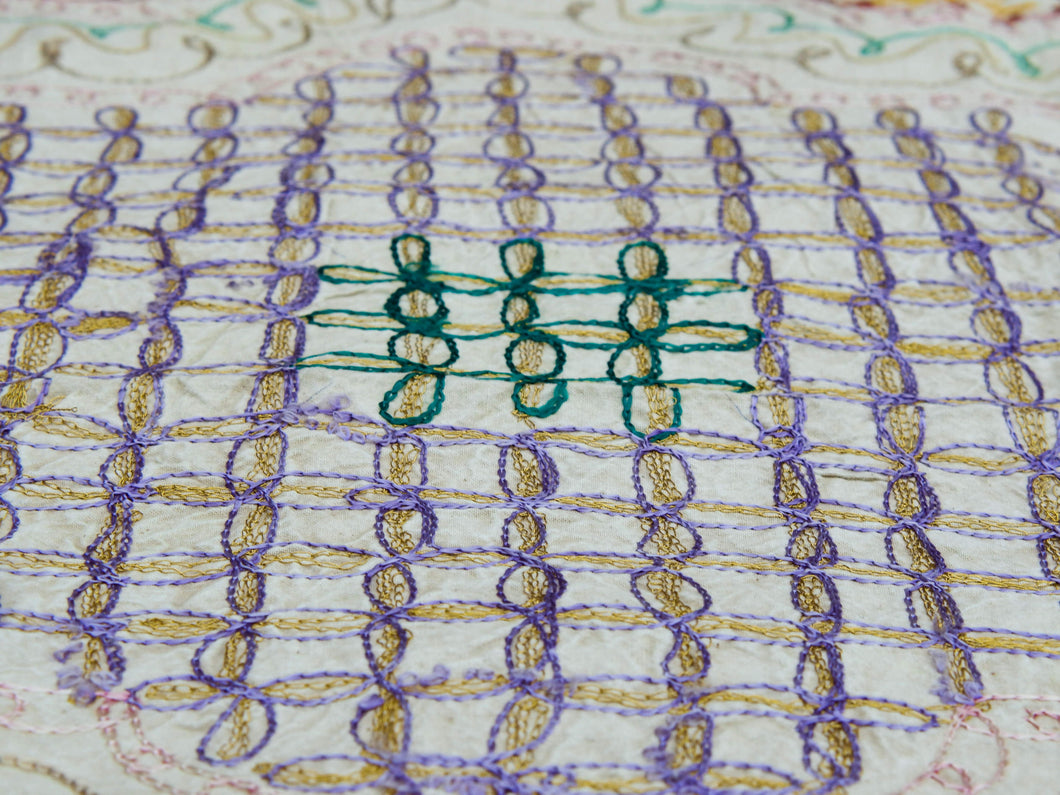 Telo Indiano in cotone di colore beige con ricamo mix color. Può essere impiegato come copridivano, copriletto, tovaglia o tessuto da appendere a parete. Dimensioni 210x280cm     per info ed ulteriori foto 0039 3338778241 watshapp info@etniko.it facebook / instagram / pinterest : etnikobycrosato