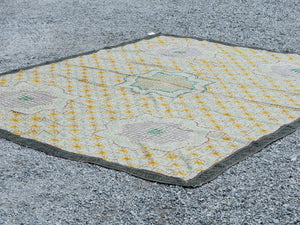 Telo Indiano in cotone di colore beige con ricamo mix color. Può essere impiegato come copridivano, copriletto, tovaglia o tessuto da appendere a parete. Dimensioni 210x280cm     per info ed ulteriori foto 0039 3338778241 watshapp info@etniko.it facebook / instagram / pinterest : etnikobycrosato