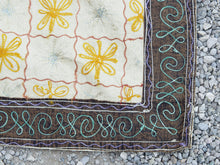 Carica l&#39;immagine nel visualizzatore di Gallery, Telo Indiano in cotone di colore beige con ricamo mix color. Può essere impiegato come copridivano, copriletto, tovaglia o tessuto da appendere a parete. Dimensioni 210x280cm     per info ed ulteriori foto 0039 3338778241 watshapp info@etniko.it facebook / instagram / pinterest : etnikobycrosato