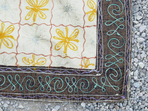 Telo Indiano in cotone di colore beige con ricamo mix color. Può essere impiegato come copridivano, copriletto, tovaglia o tessuto da appendere a parete. Dimensioni 210x280cm     per info ed ulteriori foto 0039 3338778241 watshapp info@etniko.it facebook / instagram / pinterest : etnikobycrosato