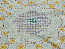 Carica l&#39;immagine nel visualizzatore di Gallery, Telo Indiano in cotone di colore beige con ricamo mix color. Può essere impiegato come copridivano, copriletto, tovaglia o tessuto da appendere a parete. Dimensioni 210x280cm     per info ed ulteriori foto 0039 3338778241 watshapp info@etniko.it facebook / instagram / pinterest : etnikobycrosato