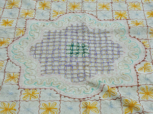 Telo Indiano in cotone di colore beige con ricamo mix color. Può essere impiegato come copridivano, copriletto, tovaglia o tessuto da appendere a parete. Dimensioni 210x280cm     per info ed ulteriori foto 0039 3338778241 watshapp info@etniko.it facebook / instagram / pinterest : etnikobycrosato