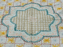 Carica l&#39;immagine nel visualizzatore di Gallery, Telo Indiano in cotone di colore beige con ricamo mix color. Può essere impiegato come copridivano, copriletto, tovaglia o tessuto da appendere a parete. Dimensioni 210x280cm     per info ed ulteriori foto 0039 3338778241 watshapp info@etniko.it facebook / instagram / pinterest : etnikobycrosato