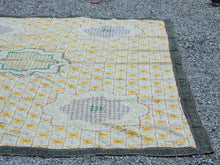 Carica l&#39;immagine nel visualizzatore di Gallery, Telo Indiano in cotone di colore beige con ricamo mix color. Può essere impiegato come copridivano, copriletto, tovaglia o tessuto da appendere a parete. Dimensioni 210x280cm     per info ed ulteriori foto 0039 3338778241 watshapp info@etniko.it facebook / instagram / pinterest : etnikobycrosato