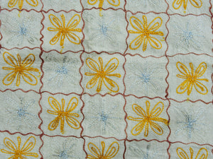 Telo Indiano in cotone di colore beige con ricamo mix color. Può essere impiegato come copridivano, copriletto, tovaglia o tessuto da appendere a parete. Dimensioni 210x280cm     per info ed ulteriori foto 0039 3338778241 watshapp info@etniko.it facebook / instagram / pinterest : etnikobycrosato
