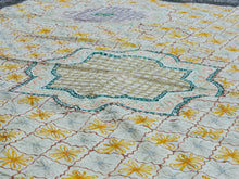 Carica l&#39;immagine nel visualizzatore di Gallery, Telo Indiano in cotone di colore beige con ricamo mix color. Può essere impiegato come copridivano, copriletto, tovaglia o tessuto da appendere a parete. Dimensioni 210x280cm     per info ed ulteriori foto 0039 3338778241 watshapp info@etniko.it facebook / instagram / pinterest : etnikobycrosato