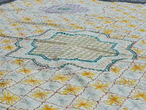 Telo Indiano in cotone di colore beige con ricamo mix color. Può essere impiegato come copridivano, copriletto, tovaglia o tessuto da appendere a parete. Dimensioni 210x280cm     per info ed ulteriori foto 0039 3338778241 watshapp info@etniko.it facebook / instagram / pinterest : etnikobycrosato