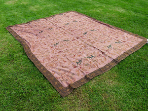 Telo Indiano in cotone di colore rosa con ricamo mix color e filo oro. Può essere impiegato come copridivano, copriletto, tovaglia o tessuto da appendere a parete. Dimensioni 210x260cm