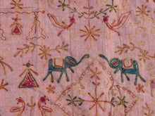 Carica l&#39;immagine nel visualizzatore di Gallery, Telo Indiano in cotone di colore rosa con ricamo mix color e filo oro. Può essere impiegato come copridivano, copriletto, tovaglia o tessuto da appendere a parete. Dimensioni 210x260cm